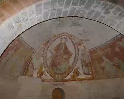 PXL053 La Crypte du XIè siècle présente des fresques des XIè au XVè siècles.